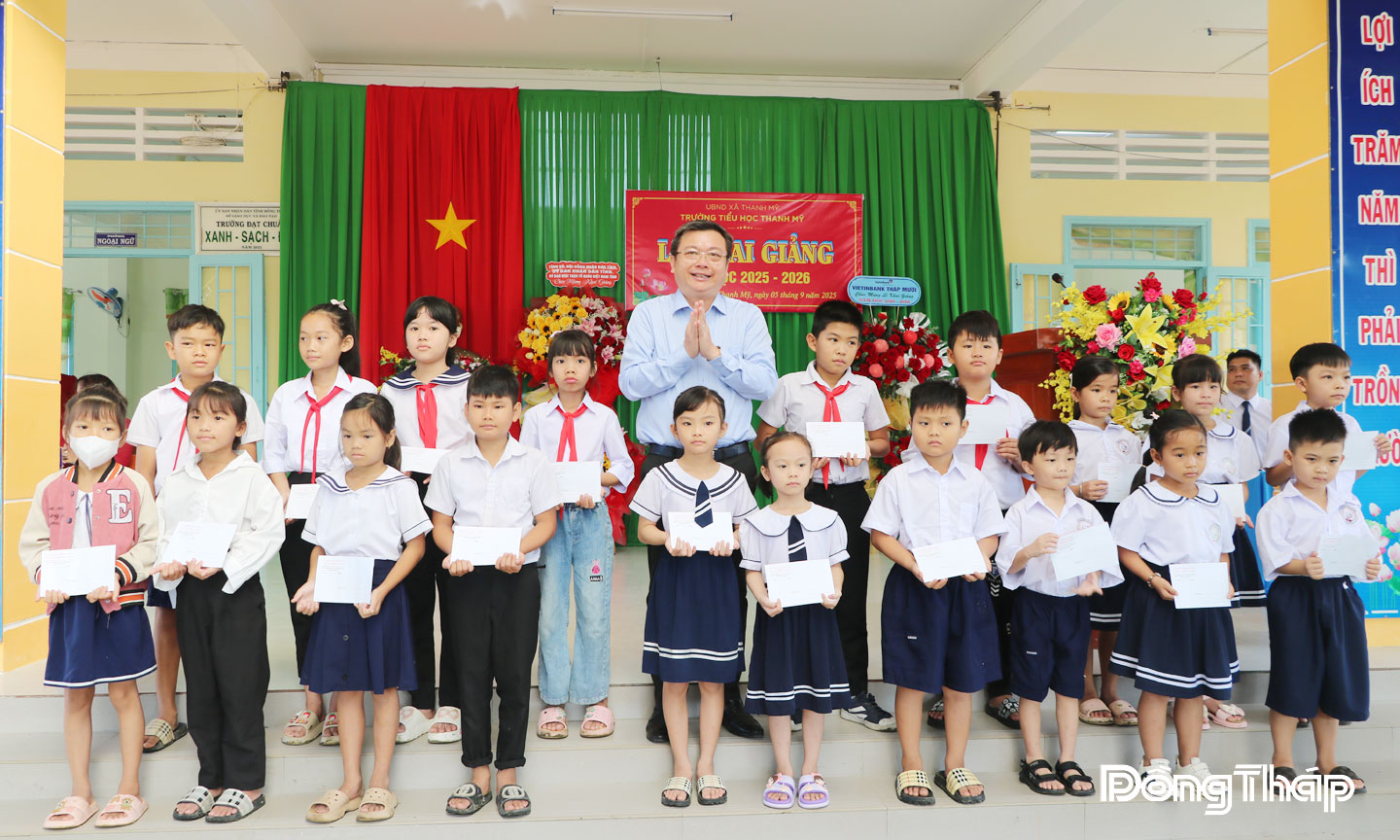 Trưởng Ban Nội chính Tỉnh ủy Phan Văn Thương trao học bổng của lãnh đạo tỉnh cho học sinh  có hoàn cảnh khó khăn vượt khó học giỏi của Trường Tiểu học Thanh Mỹ (xã Thanh Mỹ).