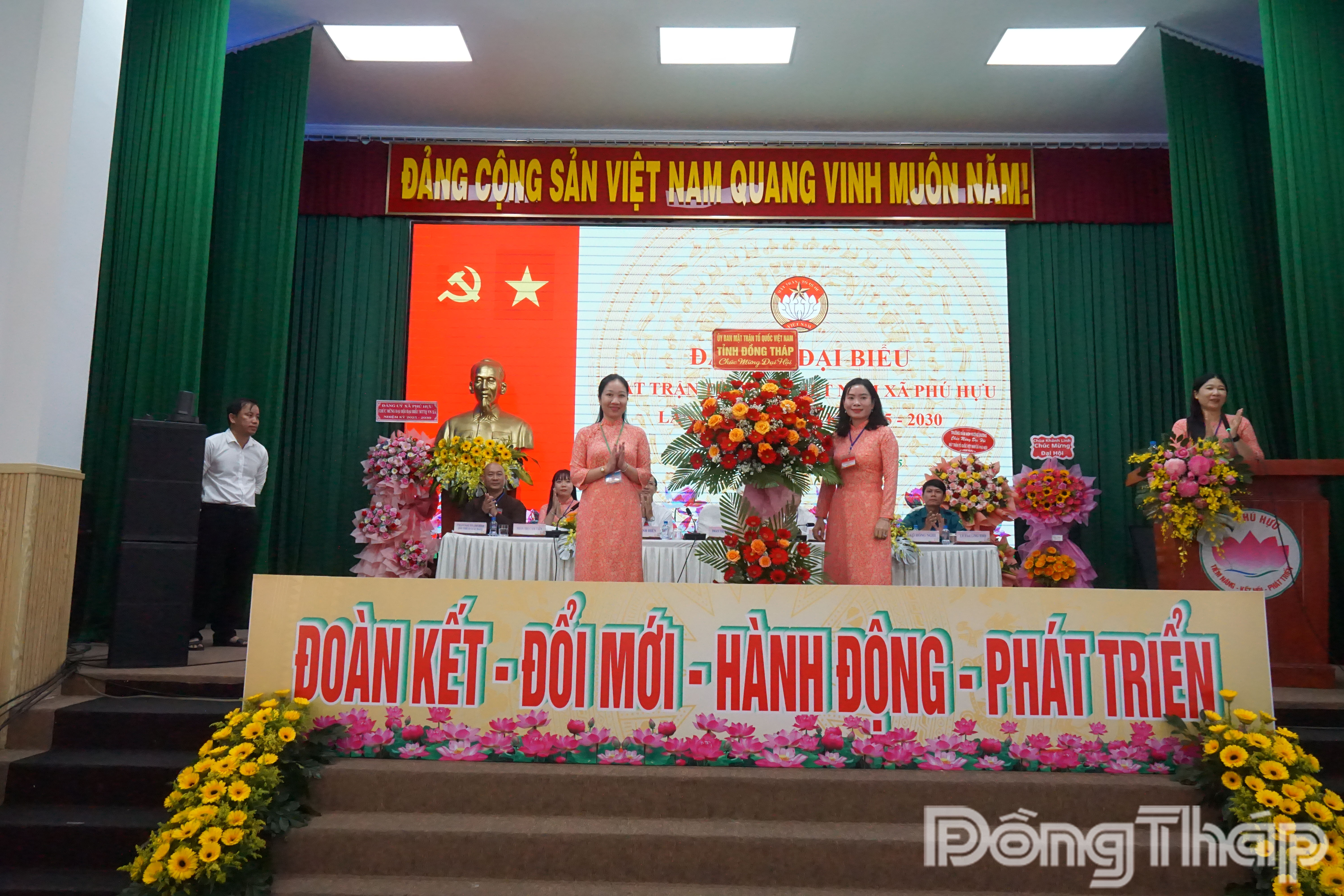 Đồng chí Hồ Kim Liên – Phó Chủ tịch Ủy ban MTTQ Việt Nam tỉnh tặng hoa chúc mừng đại hội