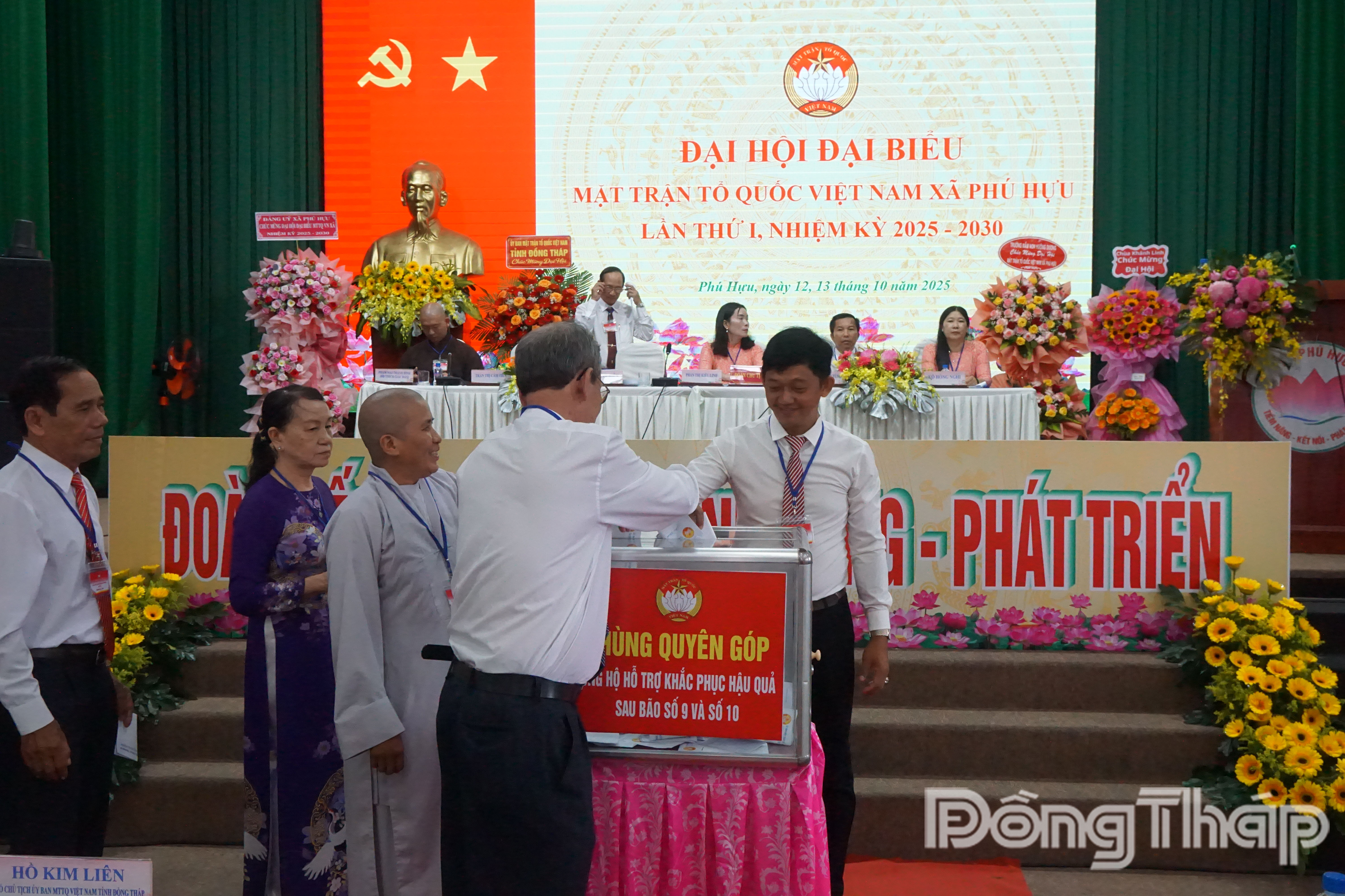 Dịp này, Ủy ban MTTQ Việt Nam xã Phú Hựu phát động quỹ hỗ trợ, kêu gọi các tầng lớp nhân dân chung tay ủng hộ đồng bào miền Trung khắc phục hậu quả nặng nề do bão số 9 và số 10 gây ra