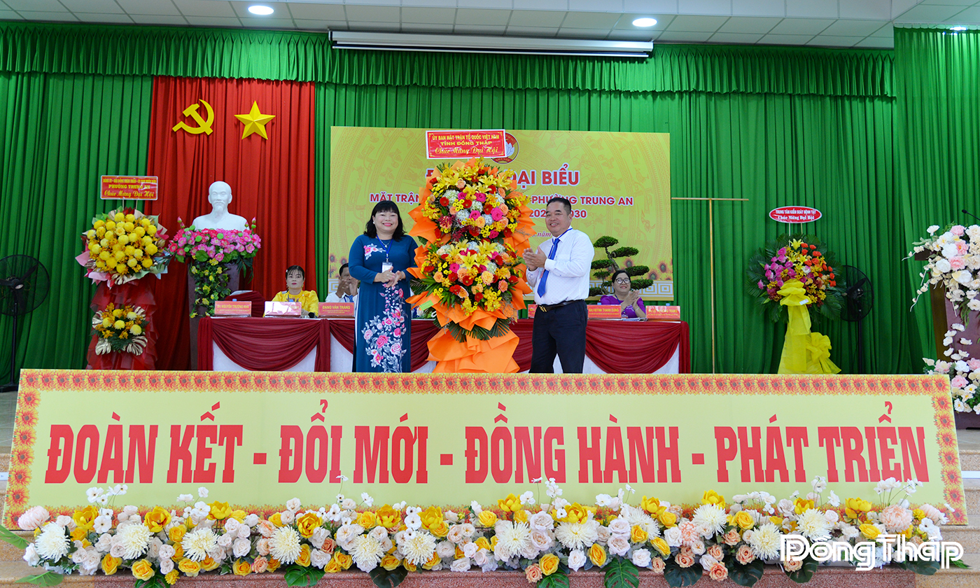 Đồng chí Thái Ngọc Bảo Trâm tặng hoa chúc mừng Đại hội.