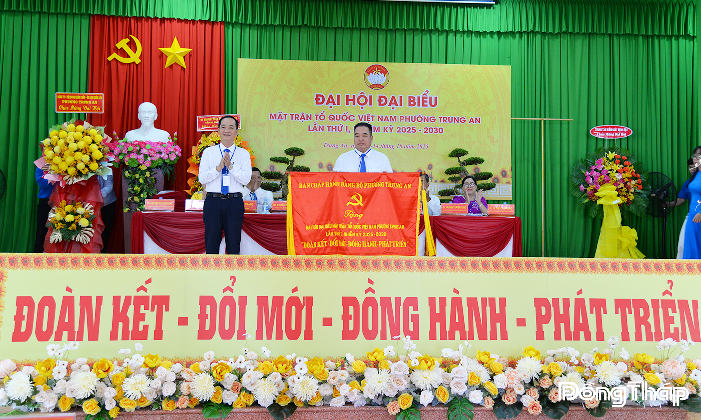 Lãnh đạo địa phương trao bức trướng chúc mừng Đại hội. 