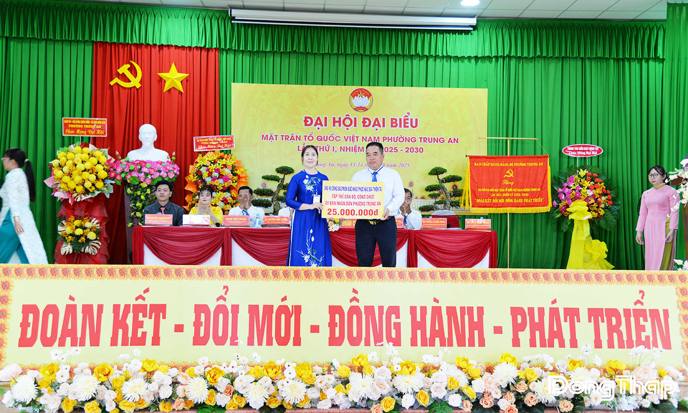 Các ban, ngành, đoàn thể phường cùng cán bộ, công chức, viên chức trên địa bàn phường ủng hộ đồng bào bị thiệt hại do bão lũ.