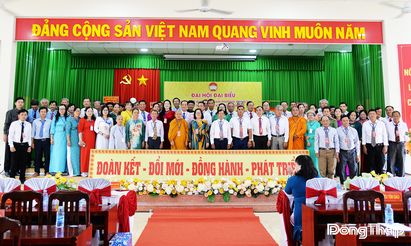 Lãnh đạo địa phương chụp ảnh lưu niệm cùng các Ủy viên Ủy ban Mặt trận Tổ quốc phường Trung An nhiệm kỳ 2025 - 2030.