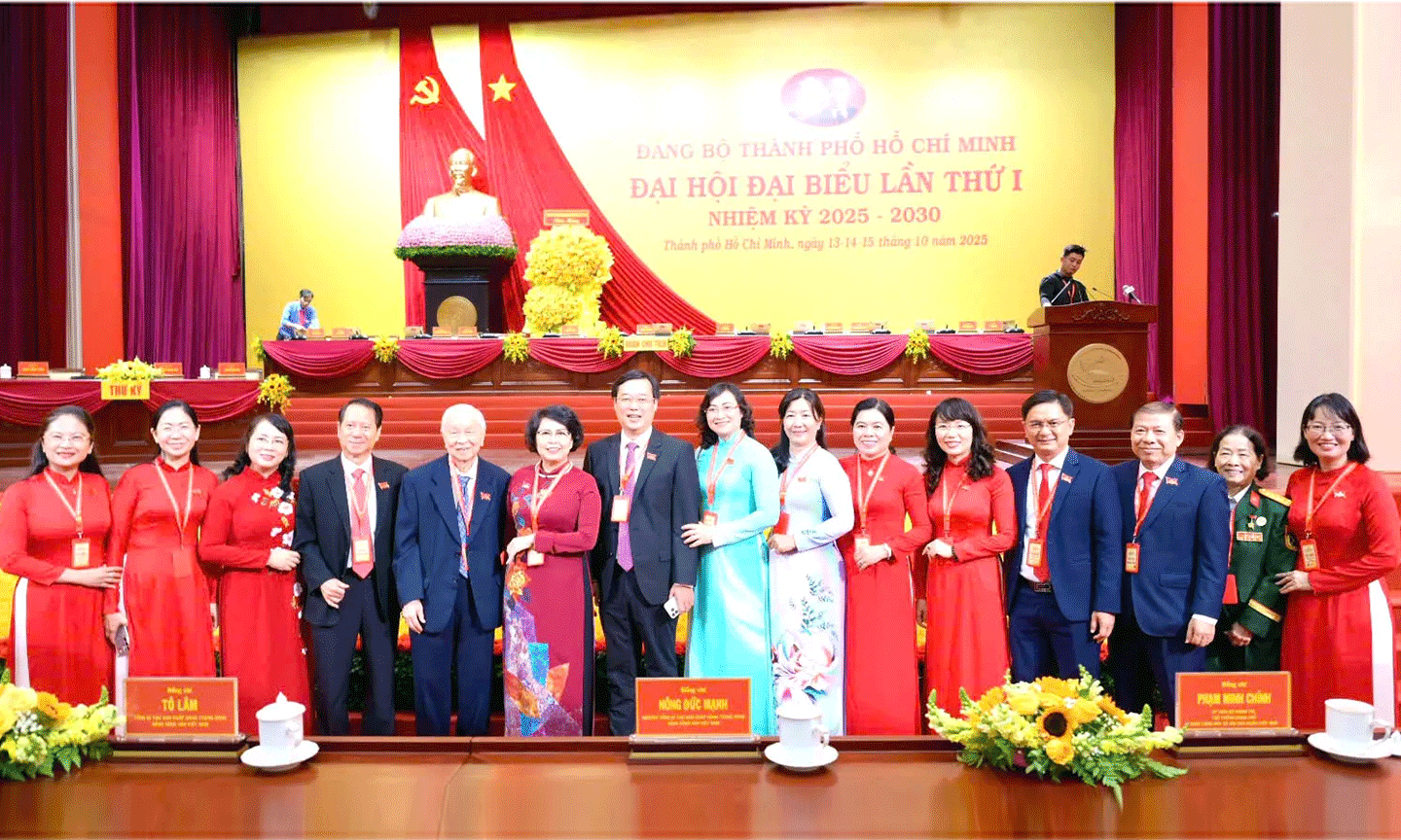 Phó Bí thư Thường trực Thành ủy TPHCM Lê Quốc Phong chụp ảnh lưu niệm cùng các đại biểu dự Đại hội đại biểu Đảng bộ TPHCM lần thứ I. Ảnh: VĂN MINH