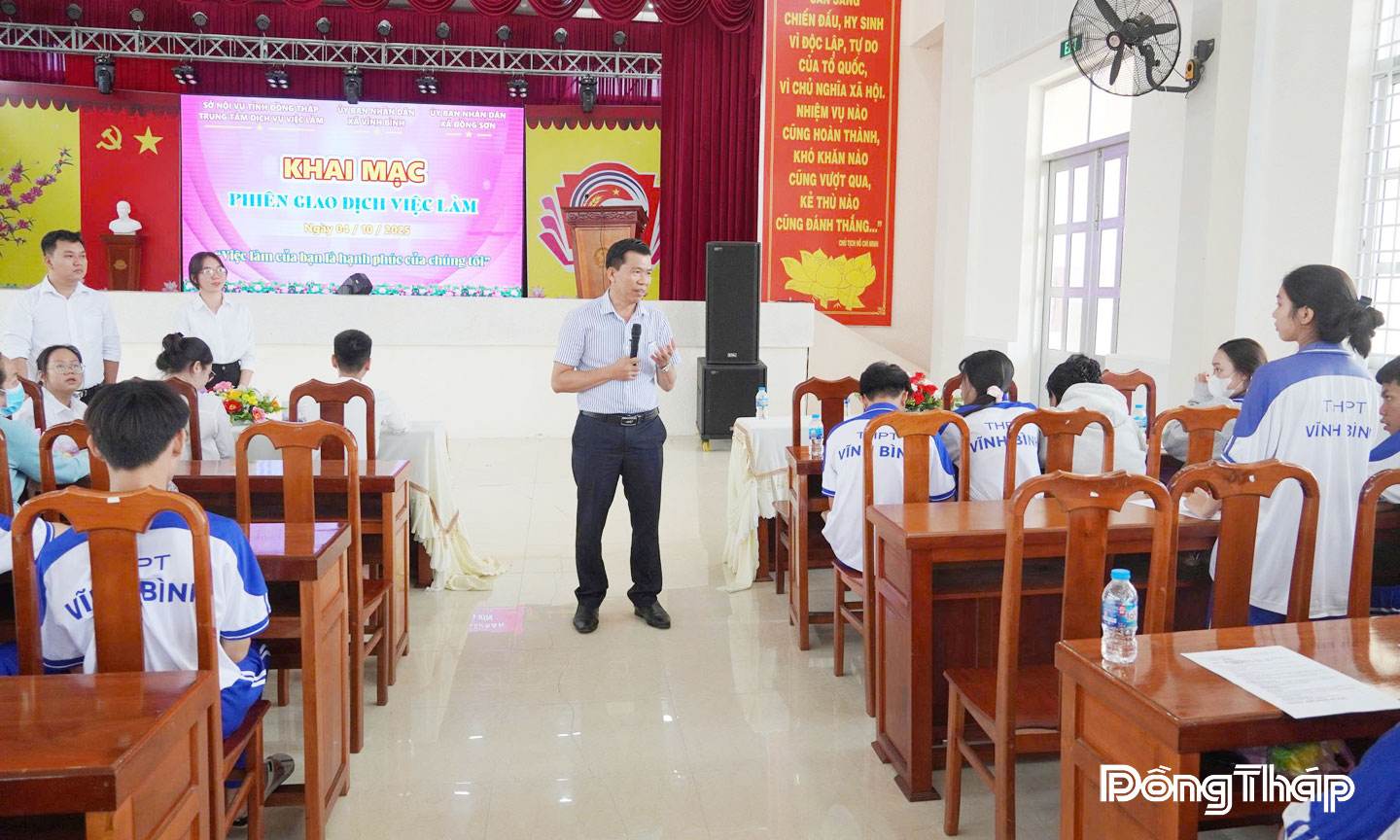 Thời gian qua, Đồng Tháp chú trọng công tác đưa lao động đi làm việc ở nước ngoài. Ảnh chụp Phiên giao dịch việc làm tại xã Vĩnh Bình.                                                                                                                            Ảnh: Q.NAM 
