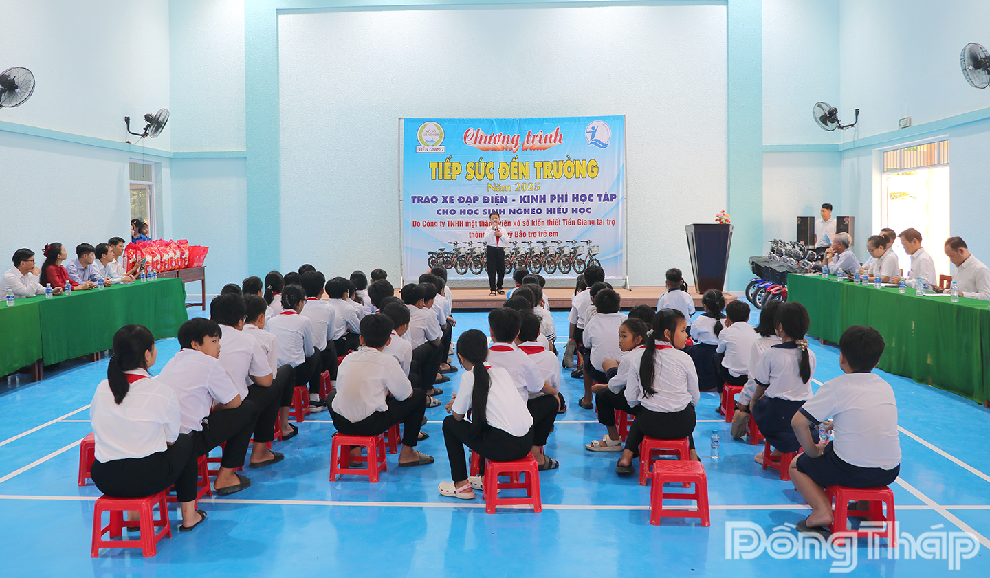Quang cảnh chương trình “Tiếp sức đến trường” - kỳ 1, năm 2025.