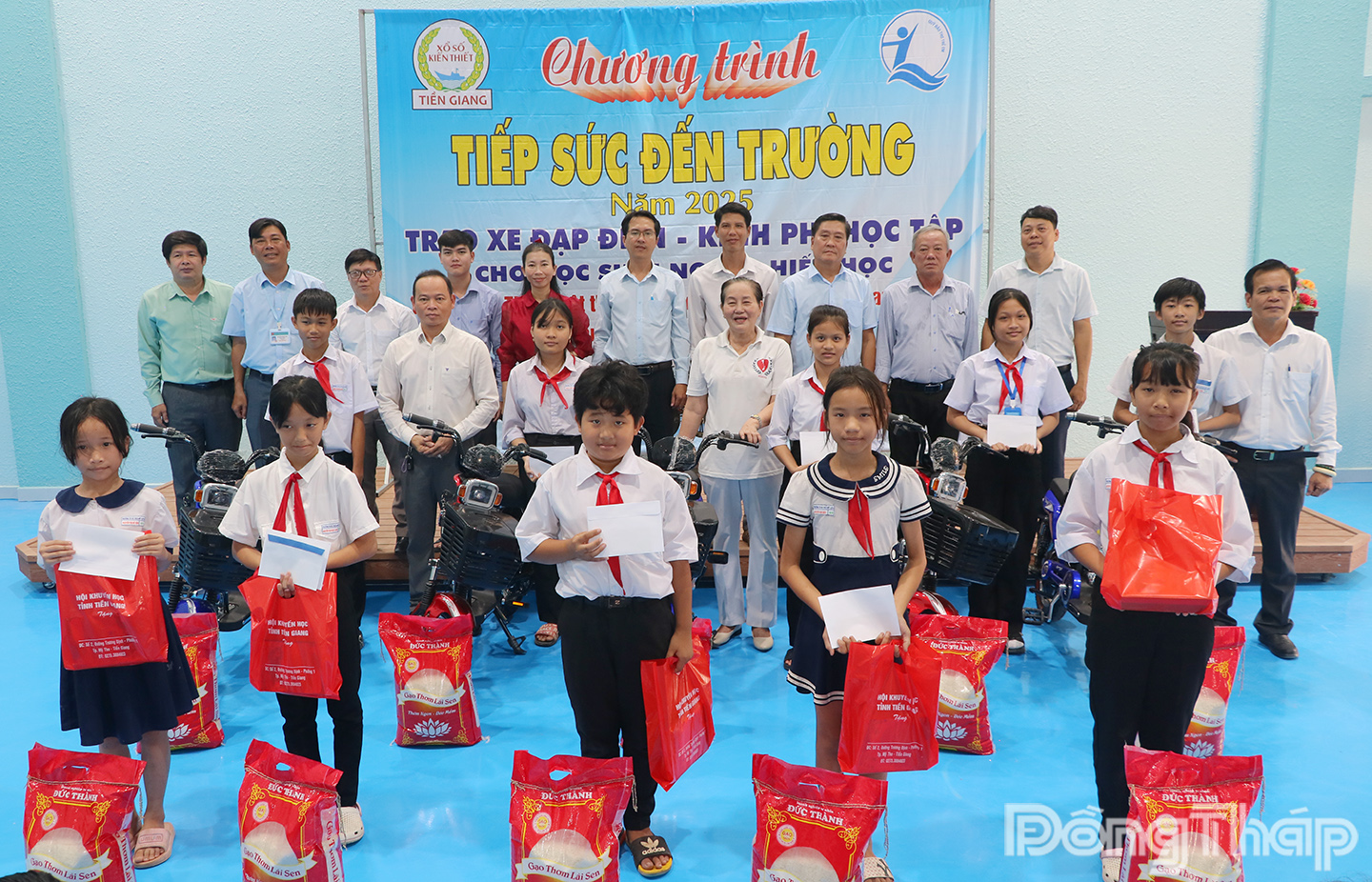 Học sinh Trường Tiểu học và THCS Mỹ Lợi B nhận xe đạp và quà tại chương trình.