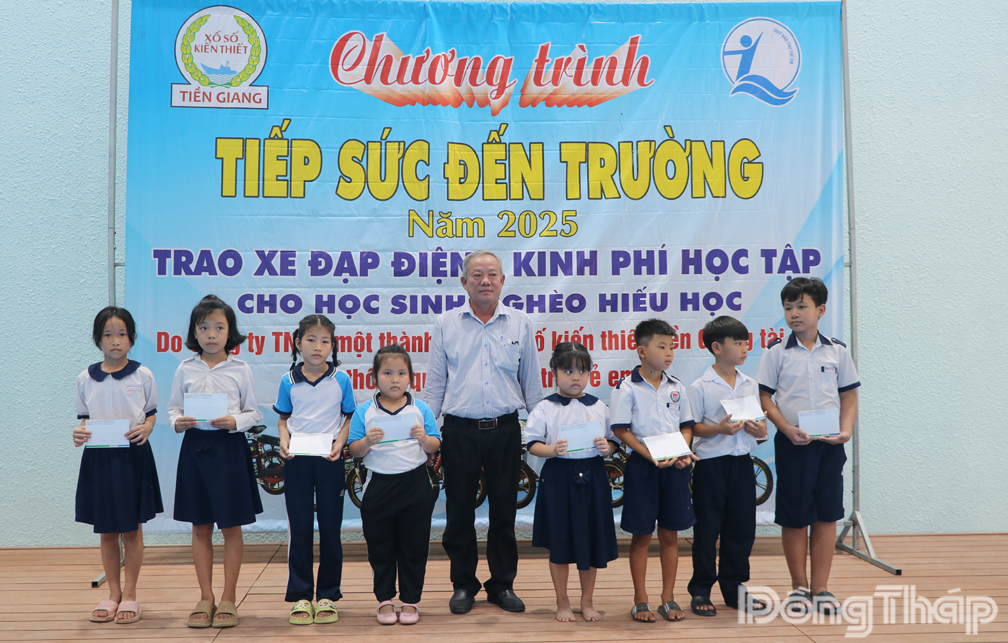 Học sinh Trường Tiểu học và THCS Mỹ Lợi B nhận kinh phí học tập tại chương trình.
