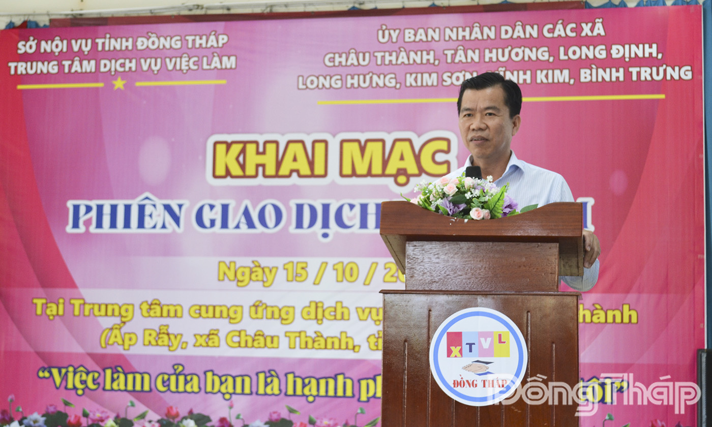 Ông Nguyễn Phú Hiếu, Giám đốc Trung tâm Dịch vụ việc làm Đồng Tháp phát biểu tại phiên giao dịch.