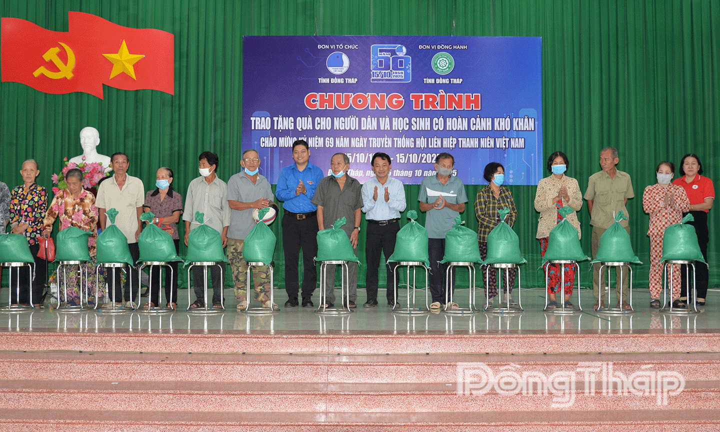 trao 50 phần quà an sinh xã hội cho người dân có hoàn cảnh khó khăn