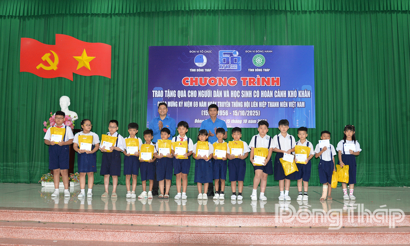 trao 60 suất học bổng (500 ngàn đồng/suất) cho học sinh nghèo hiếu học.