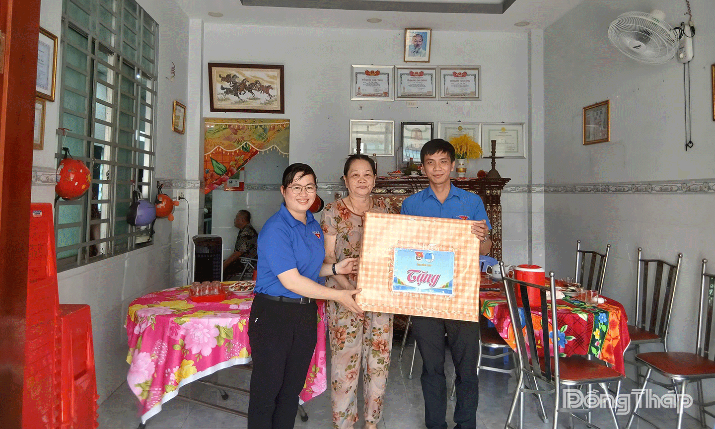 các đại biểu đến thăm và tặng quà các gia đình Mẹ Việt Nam anh hùng tại địa phương