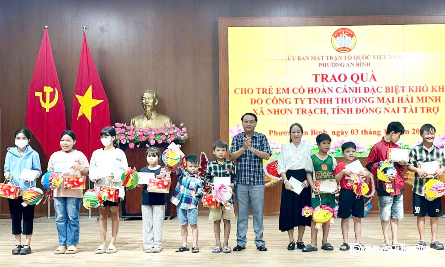  Phó Bí thư Thường trực Đảng ủy phường An Bình Huỳnh Tú Linh (thứ 7 từ trái sang) và Chủ tịch  Ủy ban Mặt trận Tổ quốc Việt Nam phường An Bình Trần Thụy Ngọc Diễm tặng quà cho trẻ em có  hoàn cảnh khó khăn. 