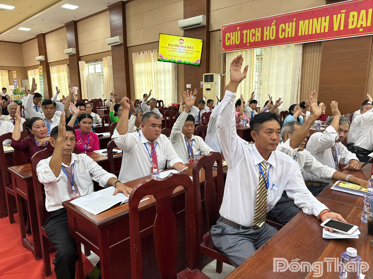 Đại biểu biểu quyết thông qua các chỉ tiêu chủ yếu.