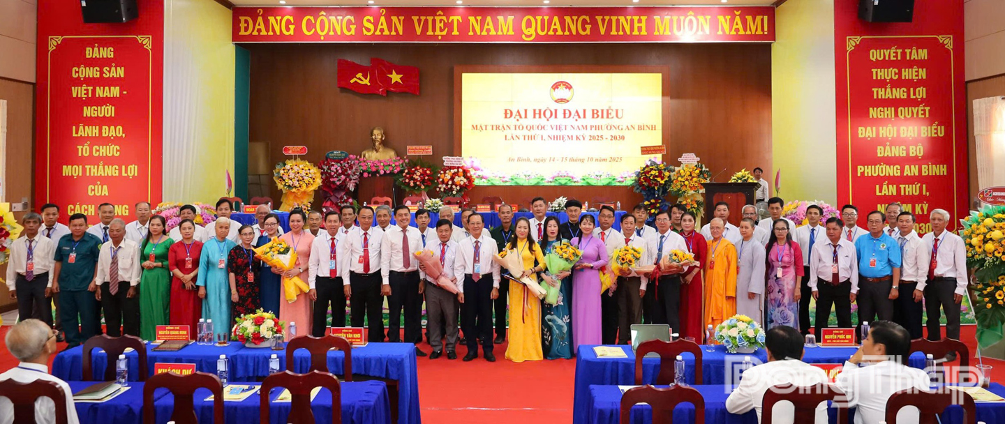 Các Ủy viên Ủy ban Mặt trận Tổ quốc Việt Nam phường An Bình nhiệm kỳ 2025 - 2030 ra mắt Đại hội.