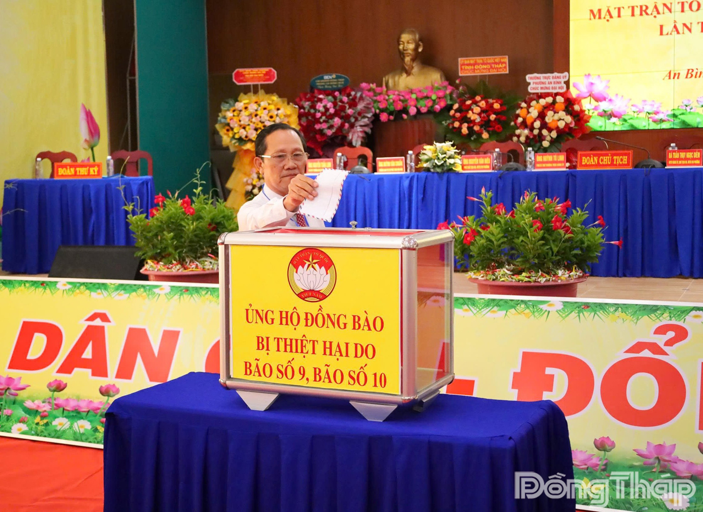 Đại biểu quyên góp kinh phí ủng hộ đồng bào bị ảnh hưởng do bão số 9, 10.