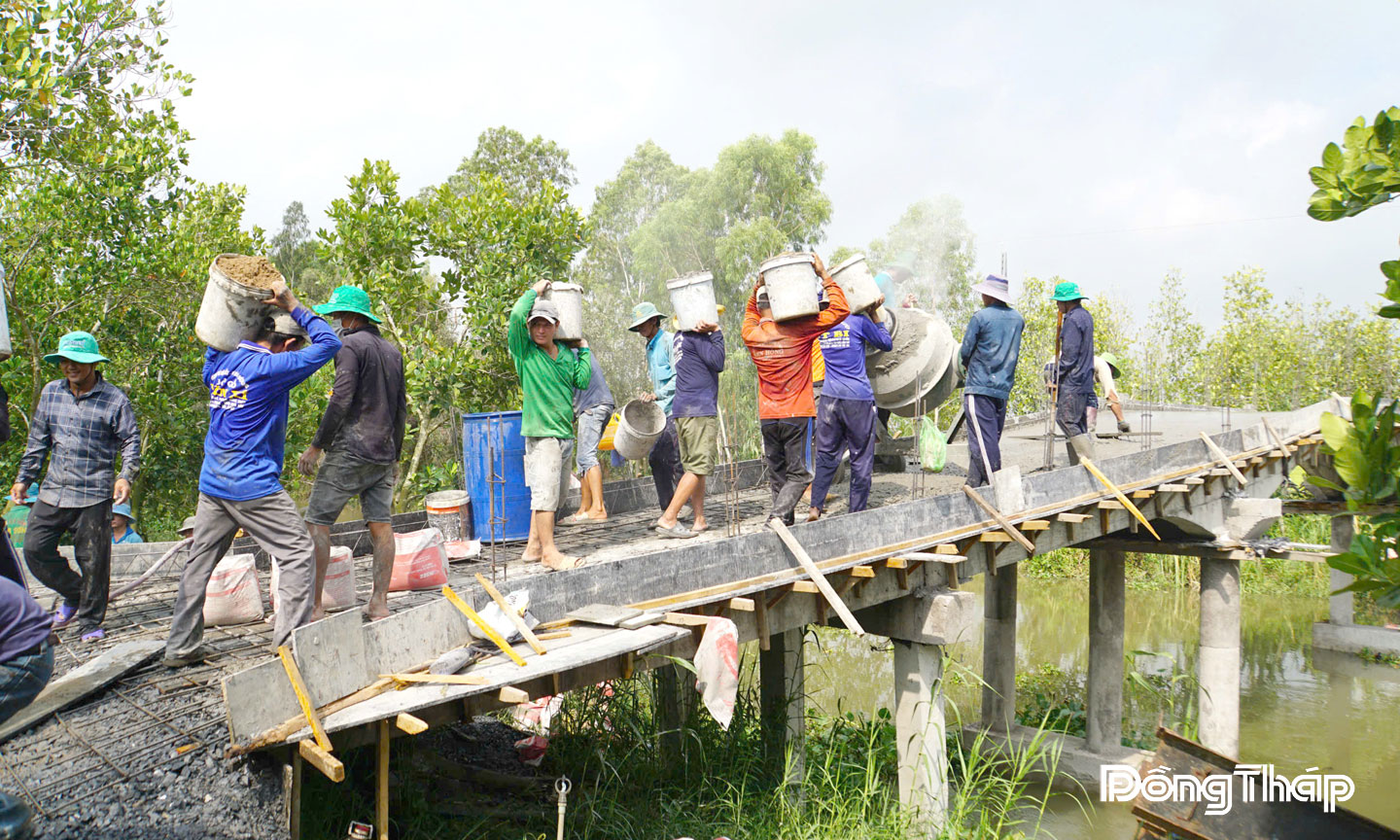 Nhờ làm tốt công tác dân vận, người dân tích cực tham gia cùng chính quyền địa phương xây dựng cầu, đường nông thôn tại xã Đốc Binh Kiều.                                                                                         Ảnh: M.X