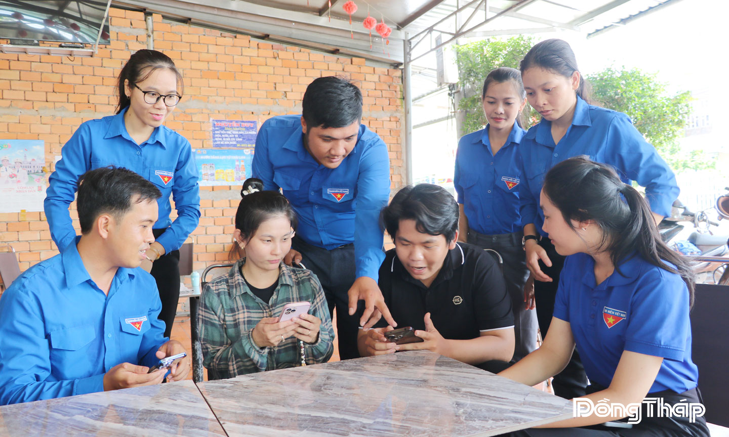 Đoàn viên, thanh niên xã Tân Khánh Trung hỗ trợ người dân tiếp cận và sử dụng các nền tảng số.