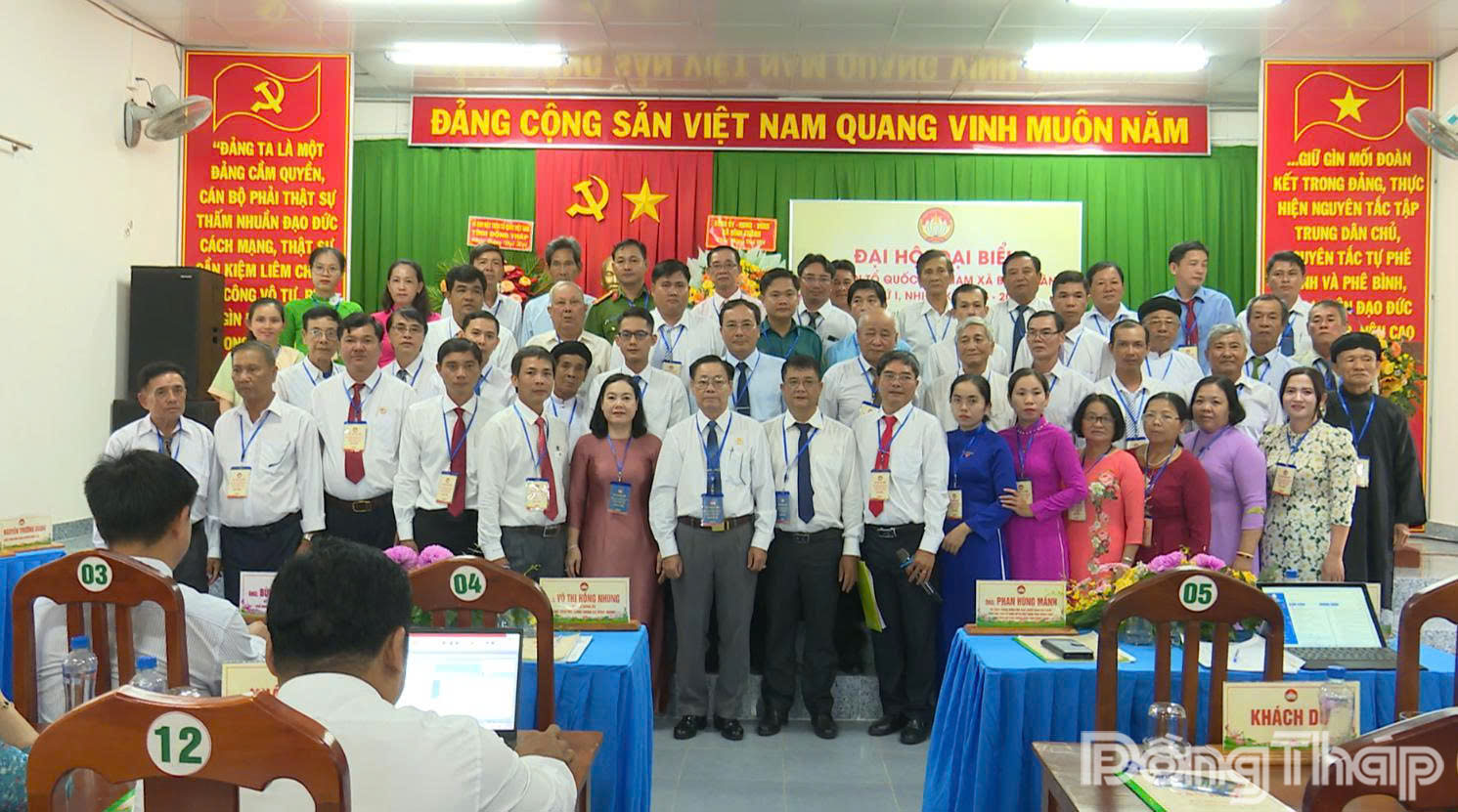 Lãnh đạo Hội Chữ thập đỏ/ Hội Cựu chiến binh Việt Nam tỉnh chụp ảnh lưu niệm cùng các Ủy viên Ủy ban MTTQ Việt Nam xã Bình Thành nhiệm kỳ mới