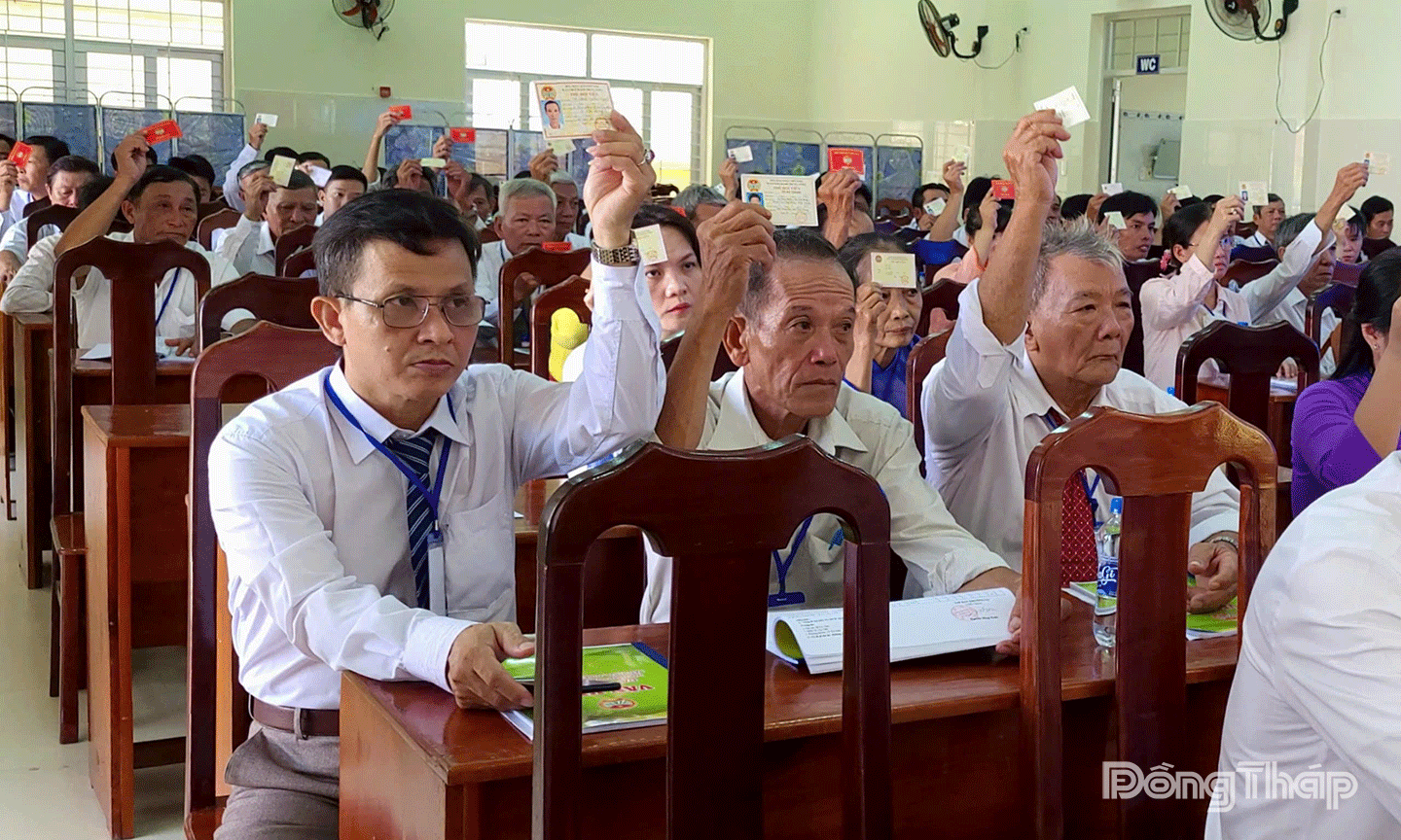 Đại biểu biểu quyết thông qua Nghị quyết Đại hội