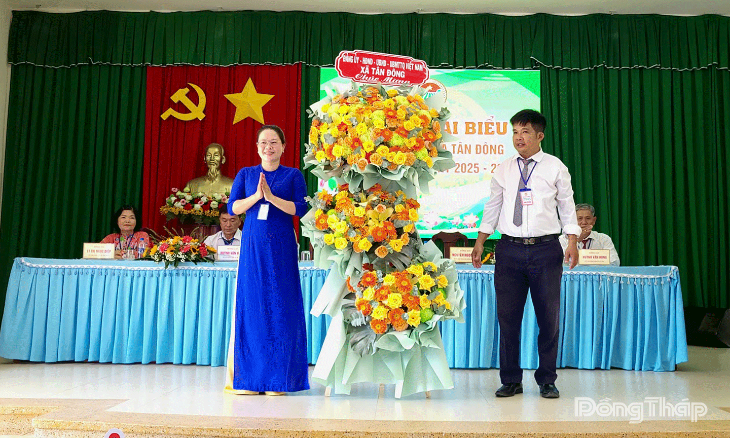 Đồng chí Võ Thị Mỵ Nương – Phó Bí thư thường trực Đảng ủy xã Tân Đông tặng hoa chúc mừng Đại hội