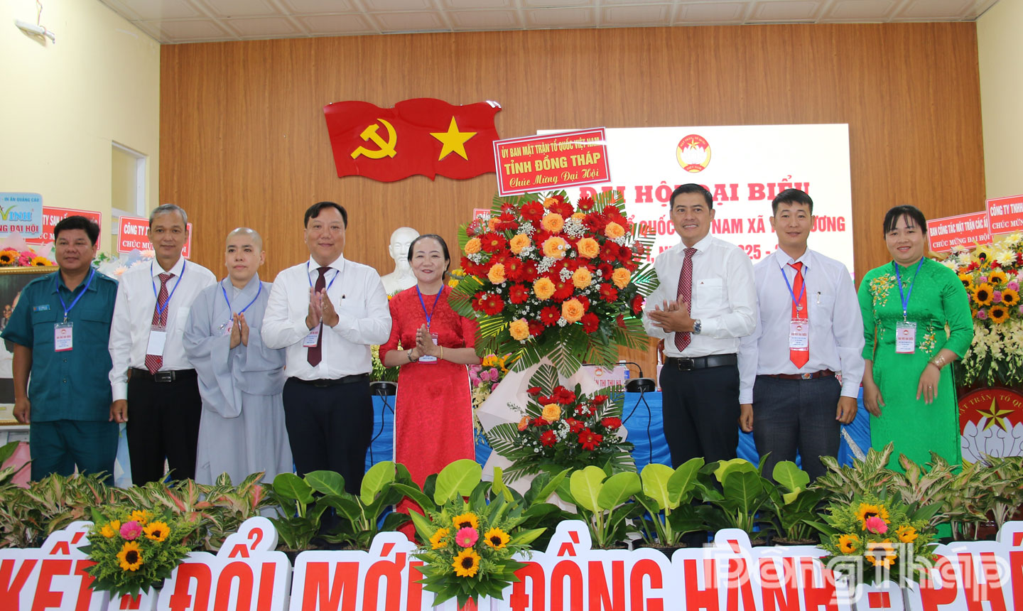  Đồng chí Nguyễn Quang Minh, Phó Chủ tịch Ủy ban MTTQ Việt Nam tỉnh, Bí thư Tỉnh đoàn Đồng Tháp tặng hoa chúc mừng đại hội.