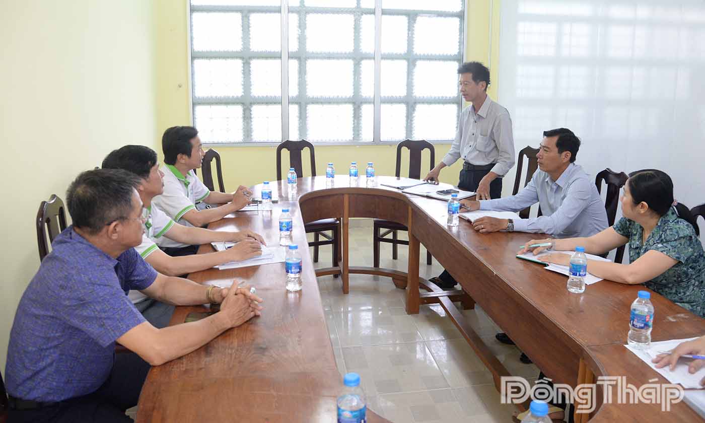 Đoàn đến làm việc với xã Tân Phước 2.