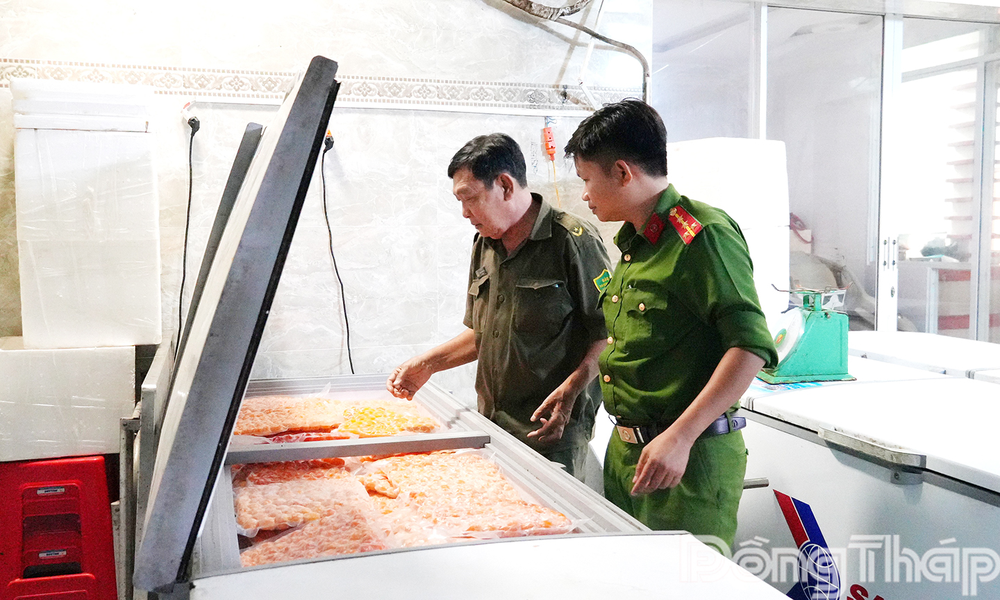 Kiểm tra, xử lý cơ sở kinh doanh thực phẩm không rõ nguồn gốc.