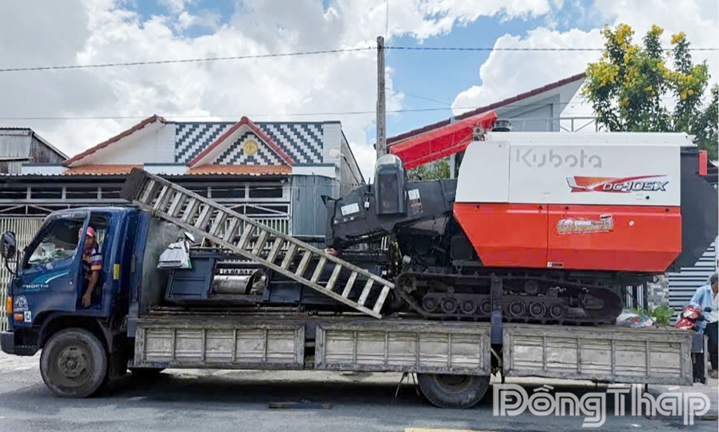 Máy gặt đập luện hợp không có giấy tờ hợp lệ bị lực lượng chức năng tạm giữ. Ảnh Trọng Tín
