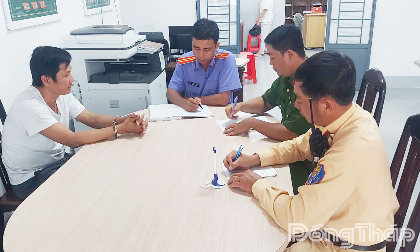 Lực lượng chức năng lập biên bản xử lý một trường hợp vận chuyển hàng lậu. Ảnh Trọng Tín
