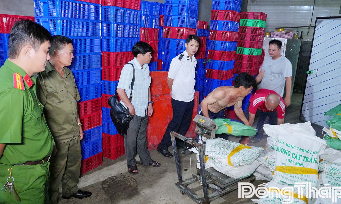 Kiểm tra, xử lý cơ sở kinh doanh thực phẩm không rõ nguồn gốc. Ảnh Trọng Tín
