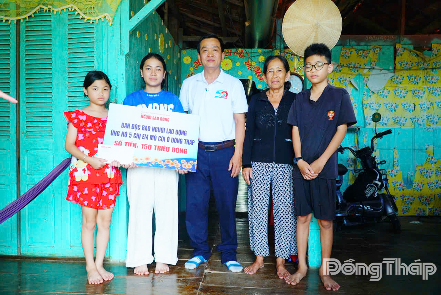 Đại diện Báo Người Lao Động trao bảng tượng trưng 150 triệu đồng mở sổ tiết kiệm và gần 2 triệu đồng tiền mặt cho chị em Huyền.