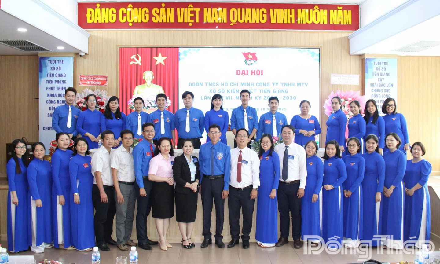 Các đại biểu cùng toàn thể đoàn viên chụp hình lưu niệm.