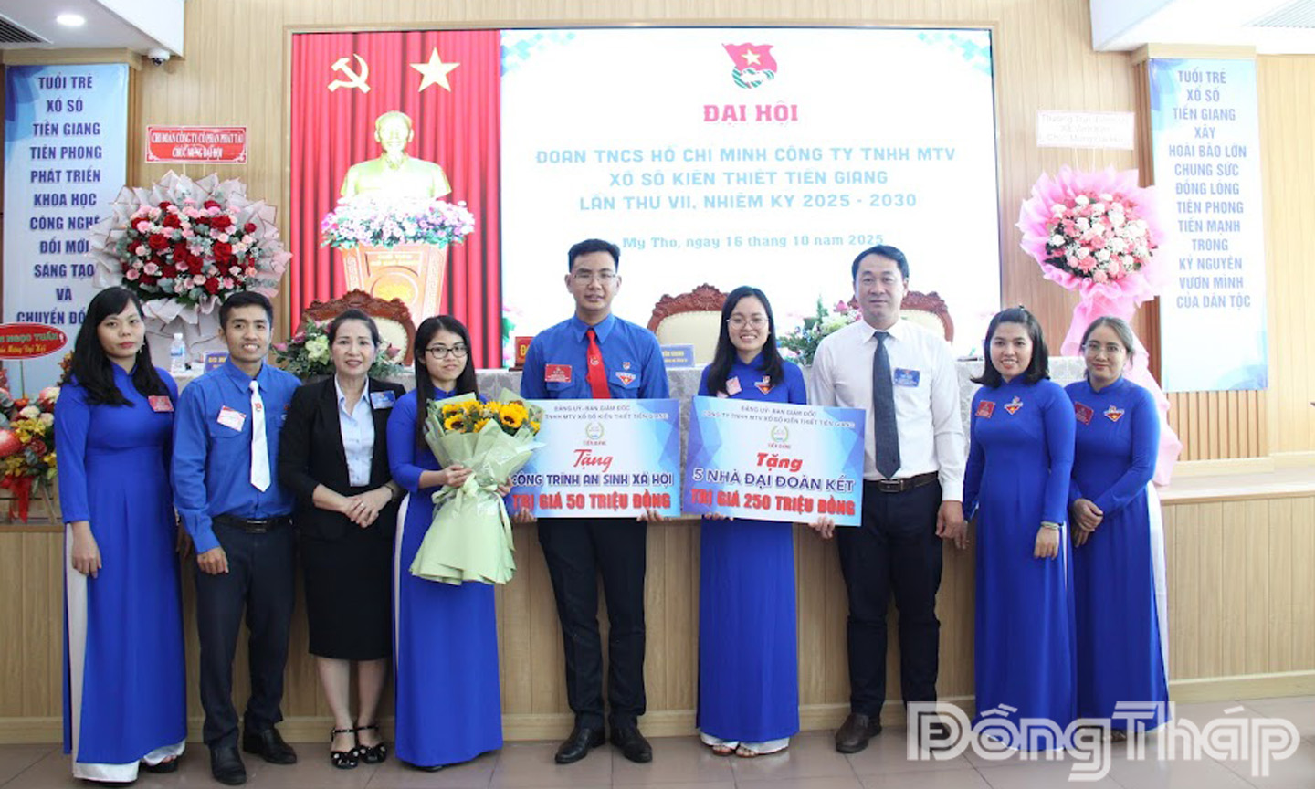 Đồng chí Trần Văn Giang, Ủy viên Thường vụ Đảng ủy, Phó Giám đốc công ty trao tặng Bảng tượng trưng Công trình thanh niên 5 căn nhà đại đoàn kết trị giá 250 triệu đồng và đồng chí Huỳnh Thị Thu Hiền, Đảng ủy viên, Phó Giám đốc công ty trao tặng Bảng tượng trưng Công trình thanh niên an sinh xã hội trị giá 50 triệu đồng cho Ban Chấp hành Đoàn nhiệm kỳ mới.
