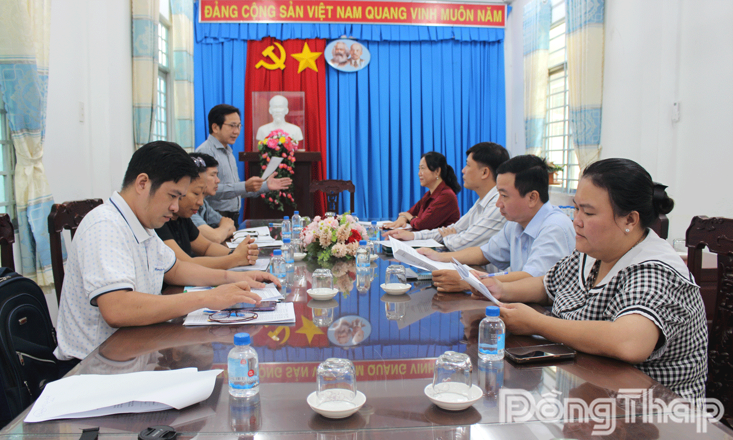 Đoàn công tác Báo và Phát thanh, truyền hình Đồng Tháp làm việc Đảng ủy xã Mỹ Đức Tây. 