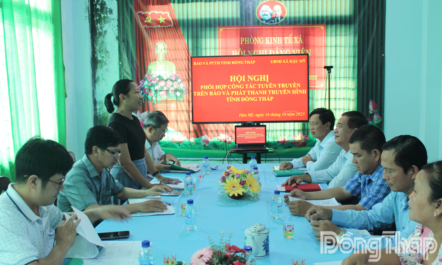 Đoàn công tác Báo và Phát thanh, truyền hình Đồng Tháp làm việc Đảng ủy, Ủy ban nhân dân xã Hậu Mỹ. 