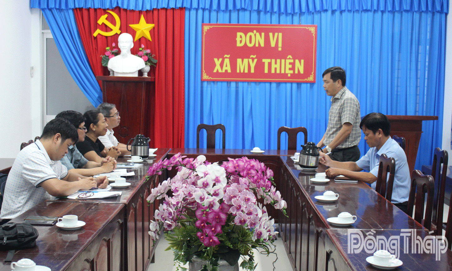 Đoàn công tác Báo và Phát thanh, truyền hình Đồng Tháp làm việc Đảng ủy xã Mỹ Thiện. 