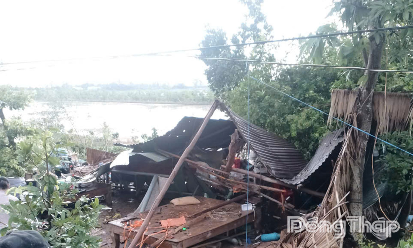 Nhà dân bị dông lốc làm sập.