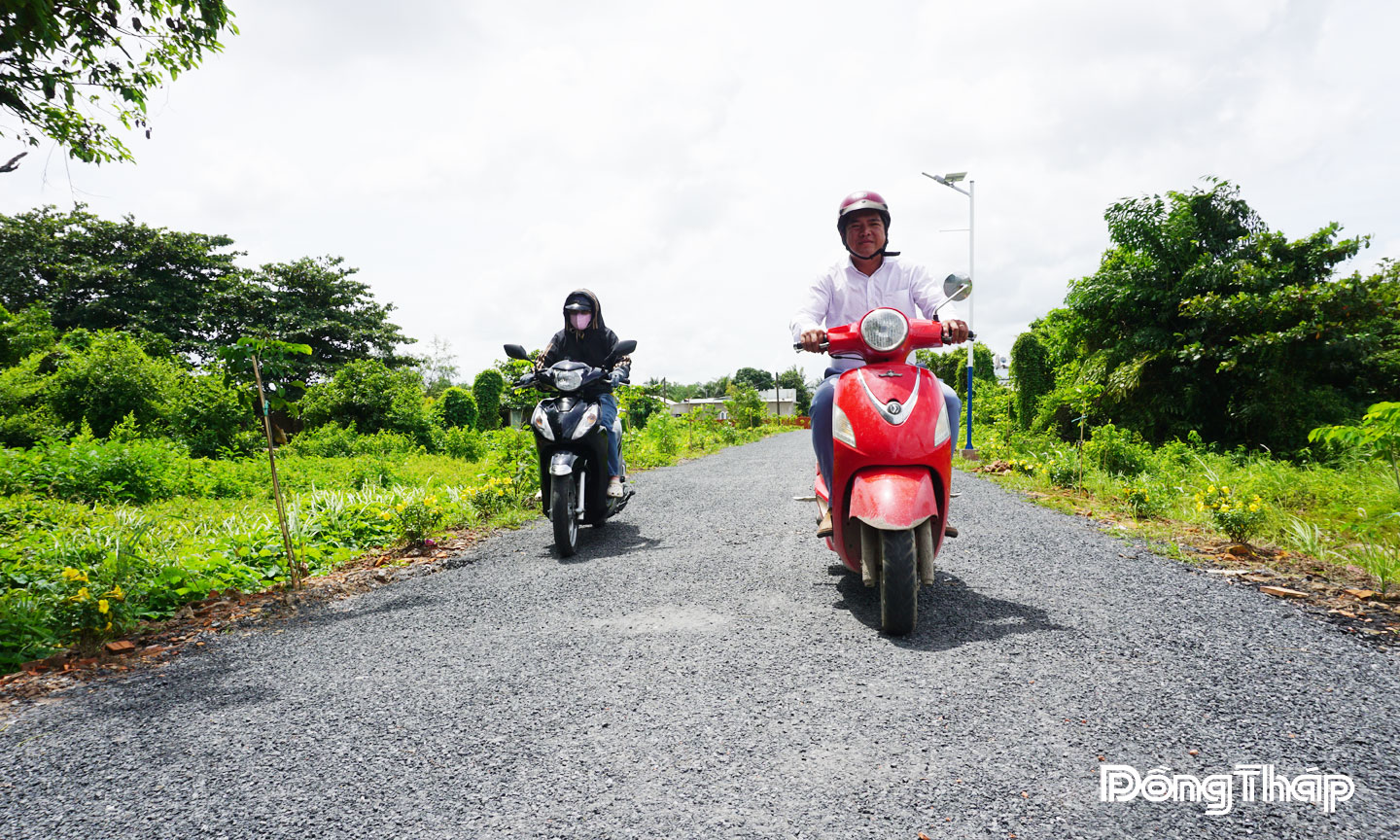 Tuyến đường giao thông nông thôn mới khang trang, sạch đẹp,  là thành quả từ sự đồng lòng đóng góp của Nhân dân  xã Tân Nhuận Đông trong phong trào xây dựng nông thôn mới. 