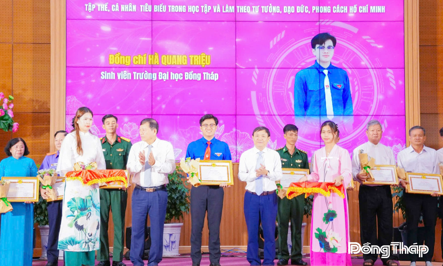 Đồng chí Phan Văn Thắng, Phó Bí thư Tỉnh ủy, Chủ tịch Ủy ban Mặt trận Tổ quốc Việt Nam tỉnh Đồng Tháp (hàng đầu, bìa phải) tặng Bằng khen của Ban Thường vụ Tỉnh ủy cho sinh viên  Hà Quang Triệu (hàng đầu, thứ 2 từ phải sang) về thành tích xuất sắc trong học tập và làm theo tư tưởng, đạo đức, phong cách Hồ Chí Minh năm 2025.