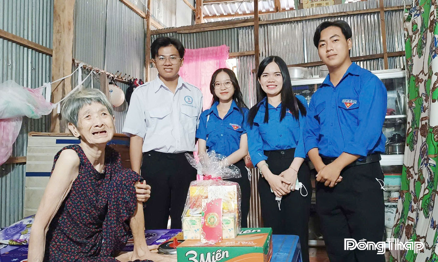 Sinh viên Hà Quang Triệu (thứ 4 từ phải sang) cùng các bạn Đoàn thanh niên đến thăm, tặng quà  gia đình có hoàn cảnh khó khăn tại phường Cao Lãnh (tỉnh Đồng Tháp).                                    Ảnh: THÙY TRANG