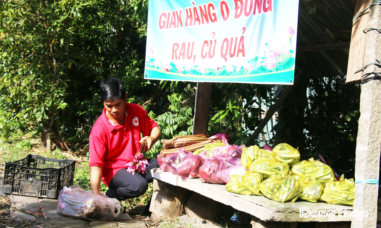 Quầy rau miễn phí của anh Trần Thanh Xong đều đặn mở cửa hỗ trợ người dân có hoàn cảnh khó khăn. 