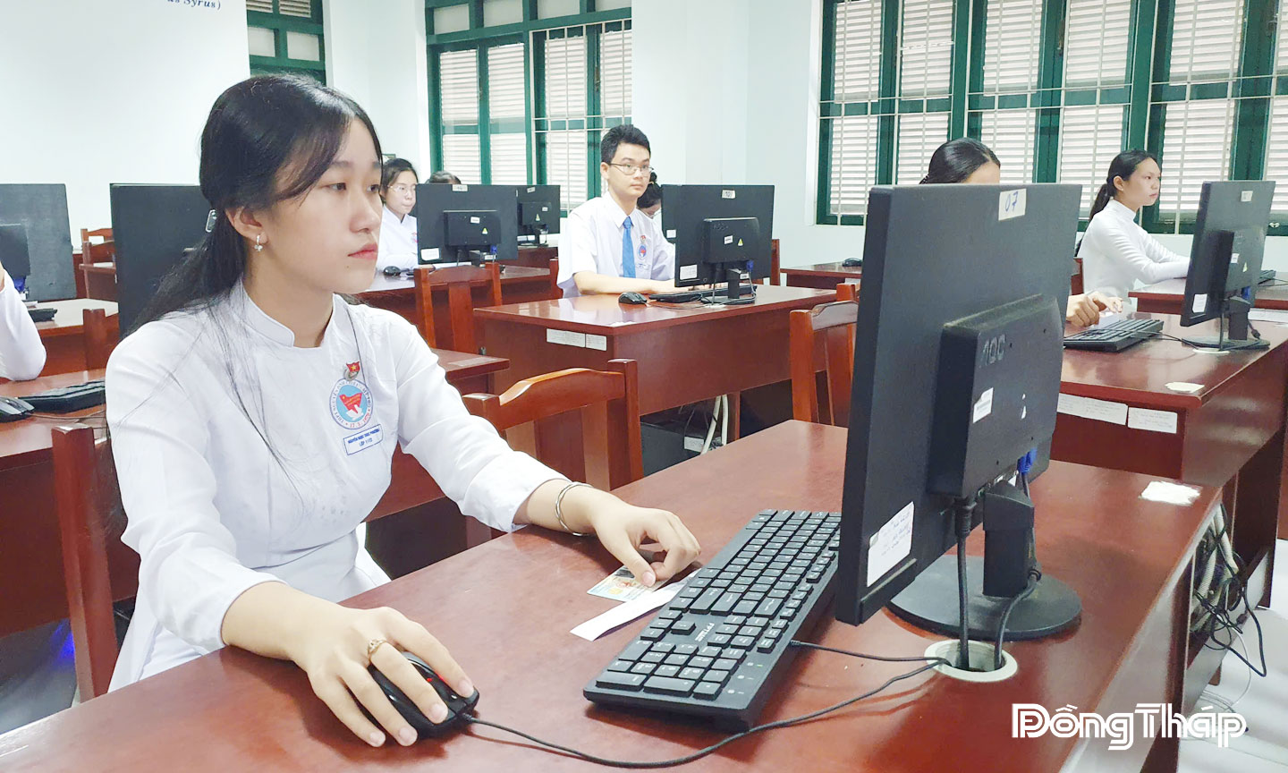 Giờ học tin học tại Trường Trung học phổ thông Nguyễn Đình Chiểu.  