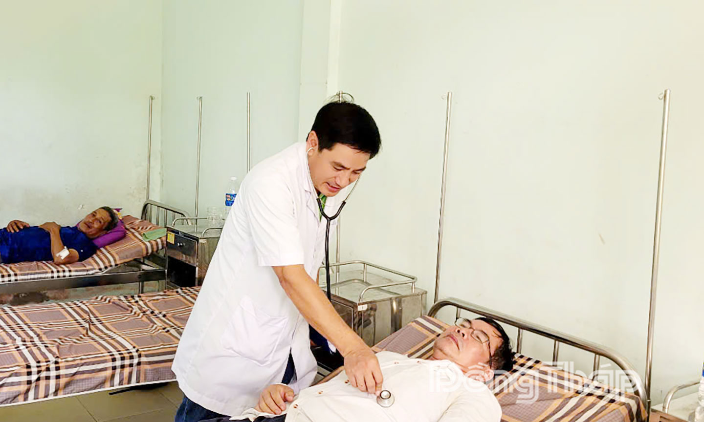 Bác sĩ Tuấn thăm khám bệnh nhân.