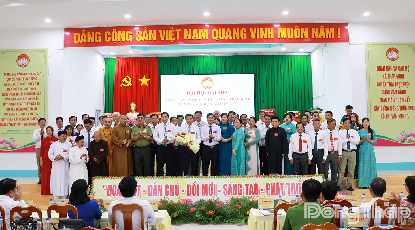 Ủy ban Mặt trận Tổ quốc Việt Nam xã Tháp Mười nhiệm kỳ 2025 - 2030 ra mắt và nhận hoa chúc mừng.