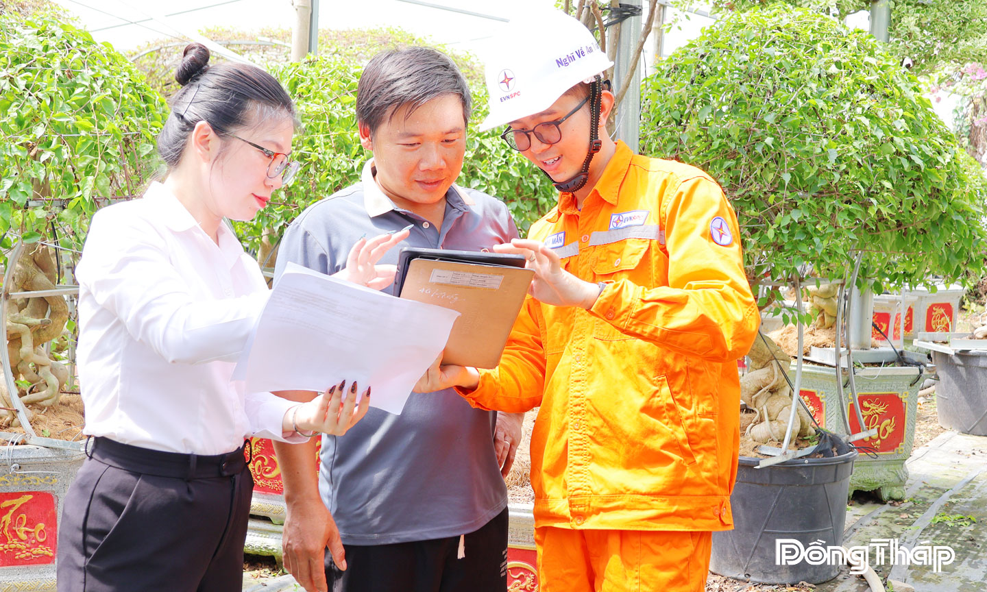 Chị Lưu Mỹ Duyên, nhân viên Tổ Kinh doanh, Đội Quản lý điện Sa Đéc cùng đồng nghiệp hướng dẫn khách hàng sử dụng điện đúng với mục đích đăng ký ban đầu với ngành điện.