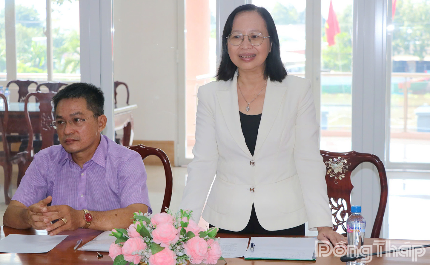 Đồng chí Nguyễn Thị Ngọc Diệp, Phó Tổng Biên tập Báo và phát thanh, truyền hình Đồng Tháp phát biểu tại buổi làm việc với Đảng ủy xã Tháp Mười.