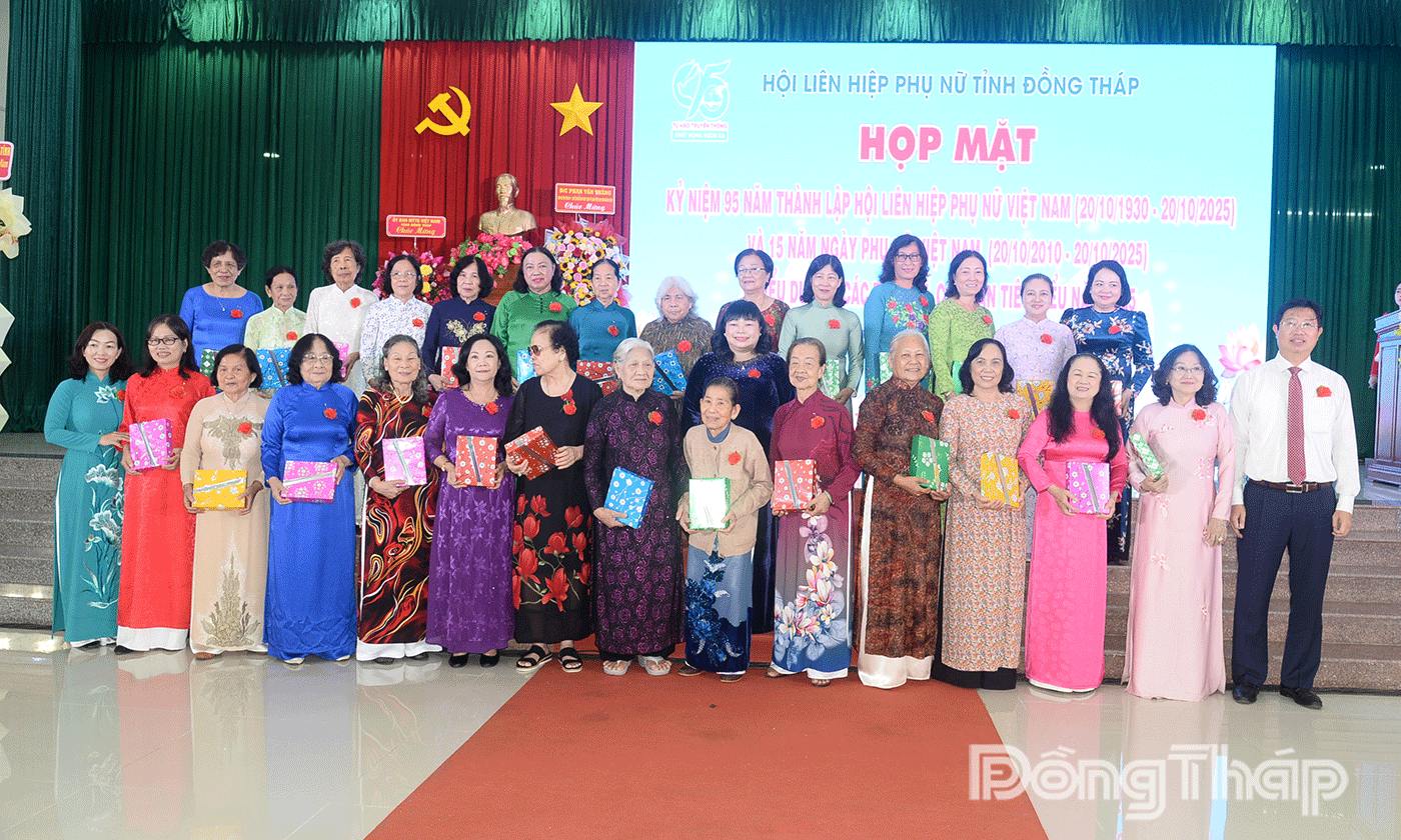 Tăng quà nguyên lãnh đạo Hội LHPN tỉnh qua các thời kỳ.