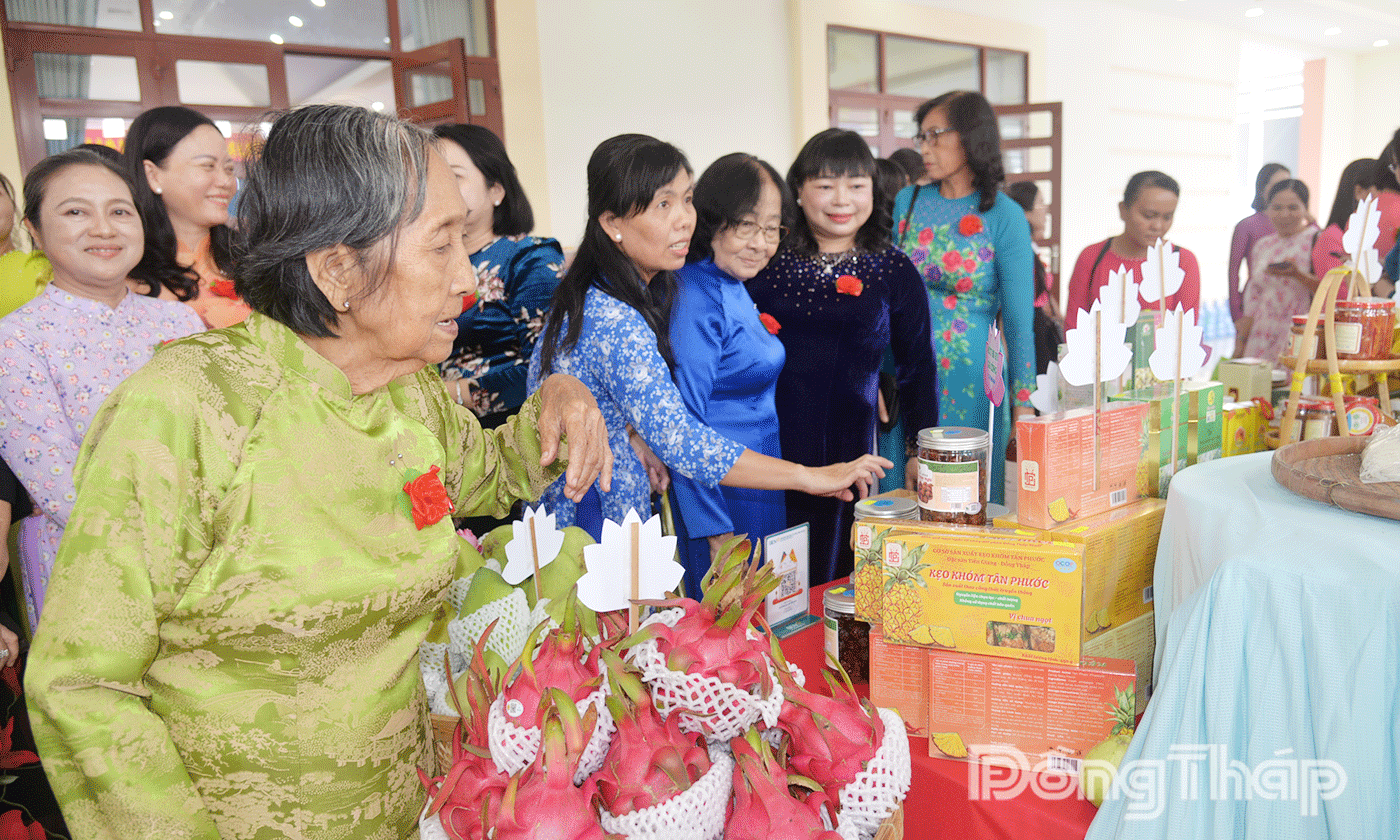 Đại biểu tham quan gian các gian hàng trưng bày sản phẩm của phụ nữ.