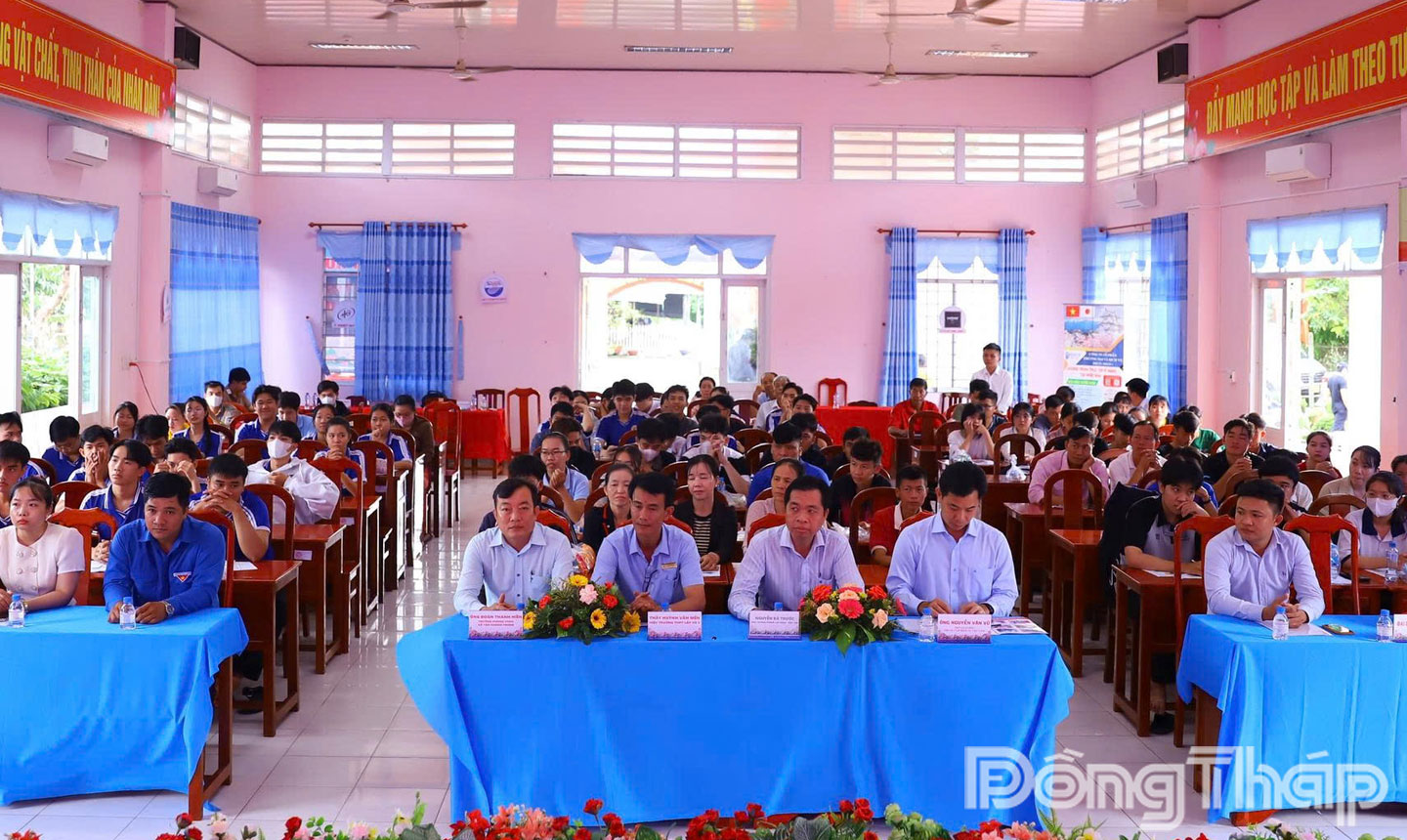 Quang cảnh phiên giao dịch việc làm.